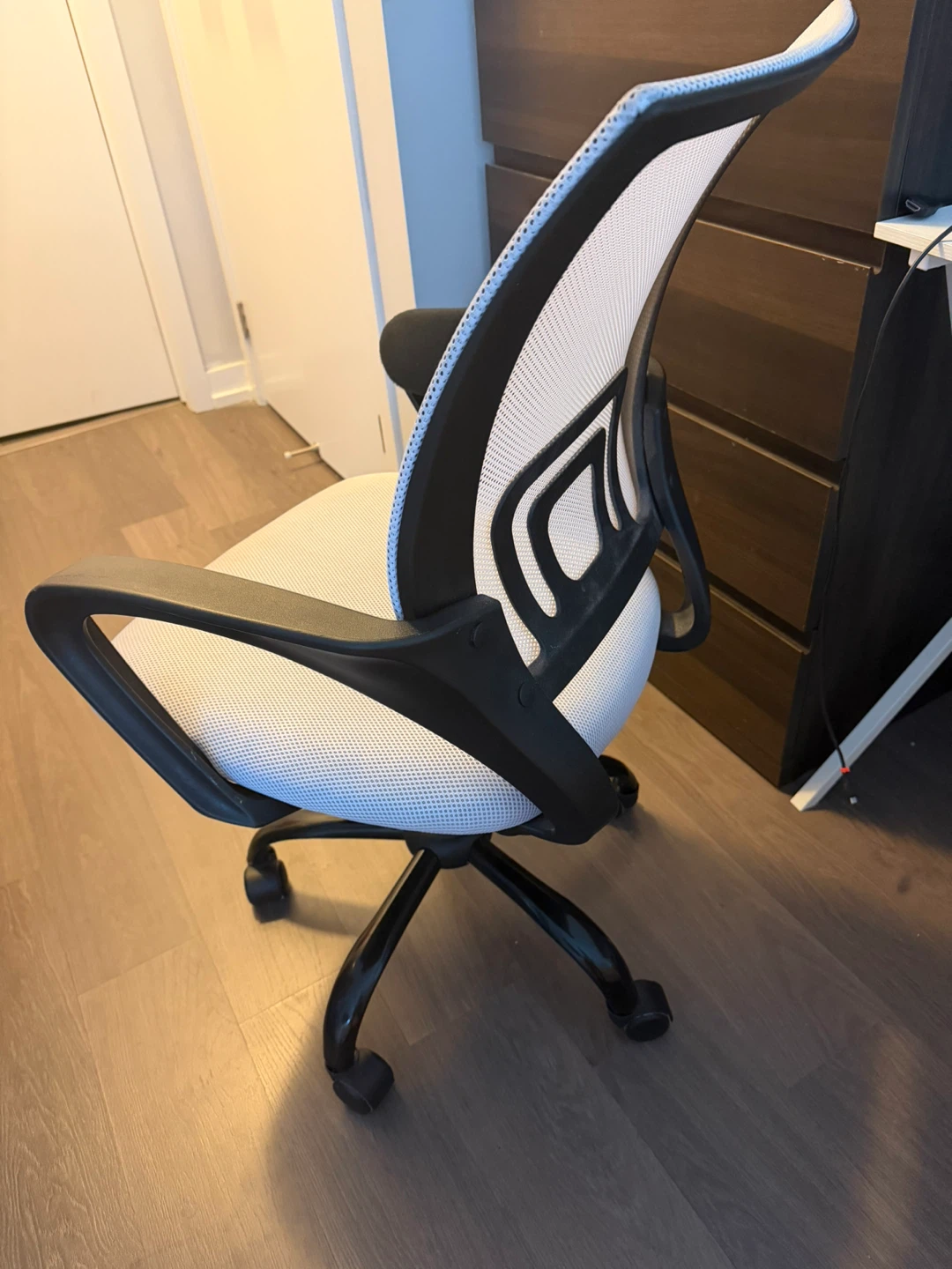 Mesh Office Chair - White & small computer Desk. - photo 3