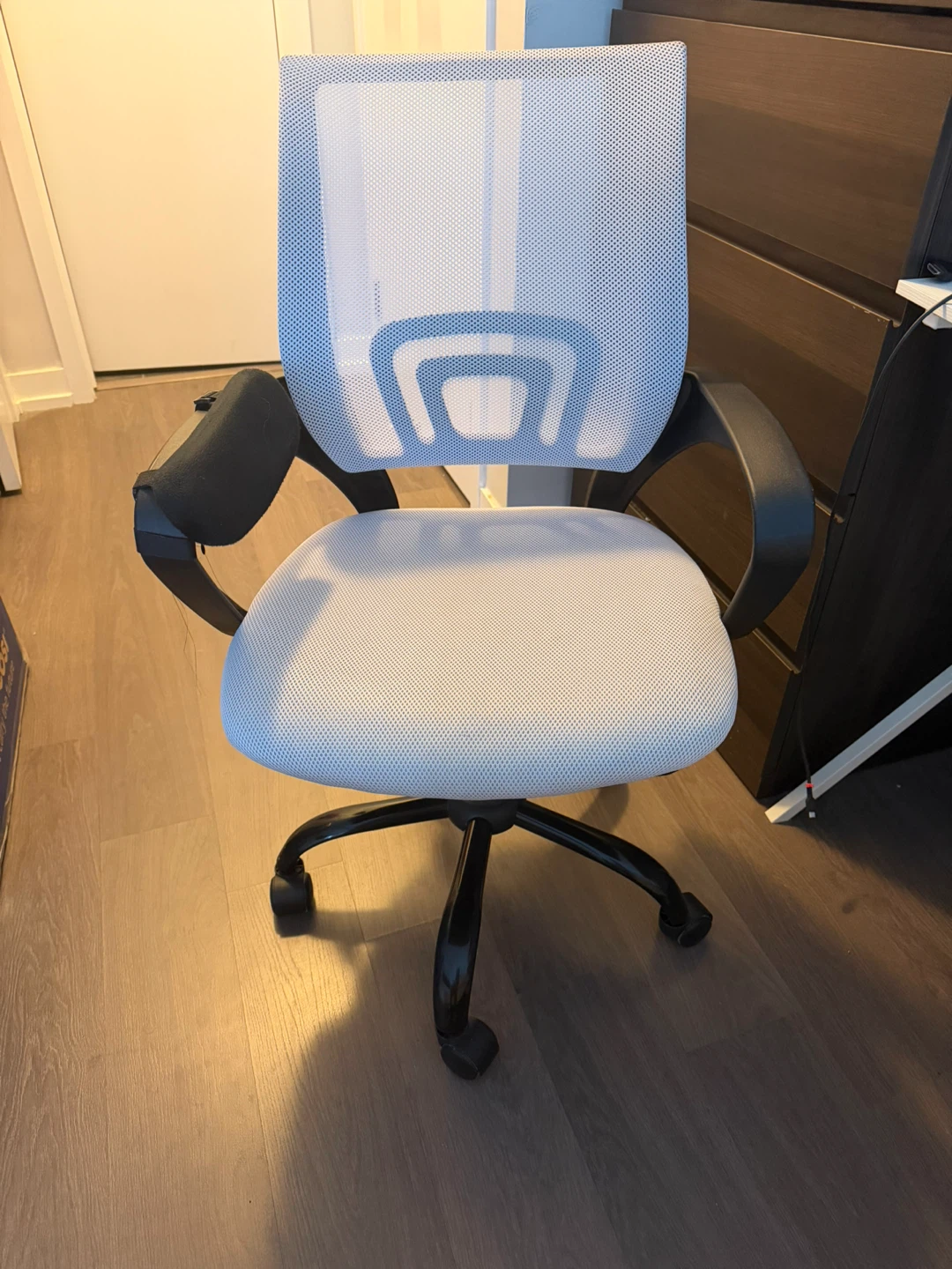 Mesh Office Chair - White & small computer Desk. - photo 5