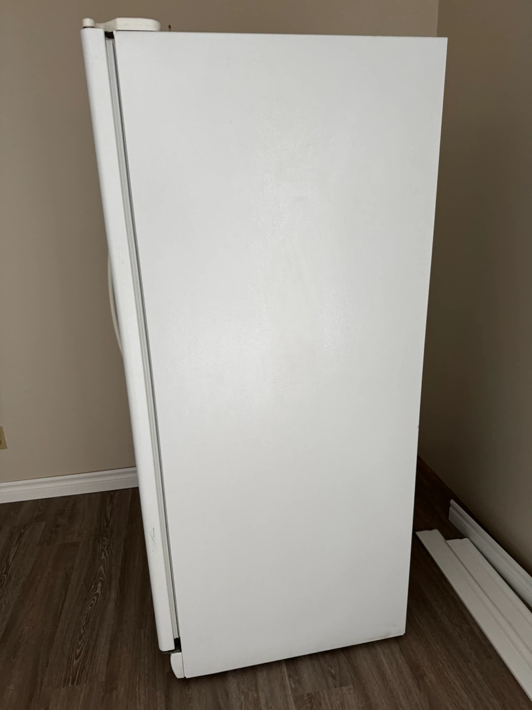 Free used Whirlpool refrigerator. - photo 3