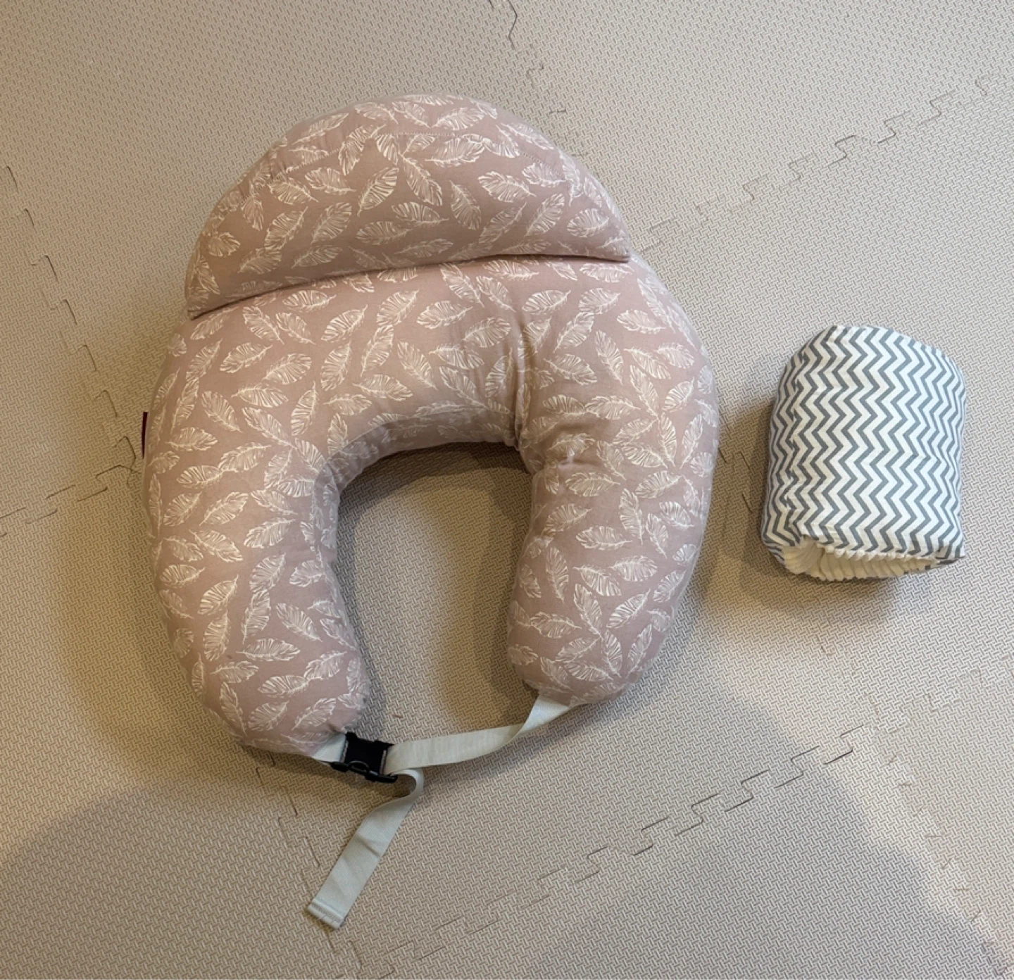 Momcozy breastfeeding pillow + arm pillows - photo 5
