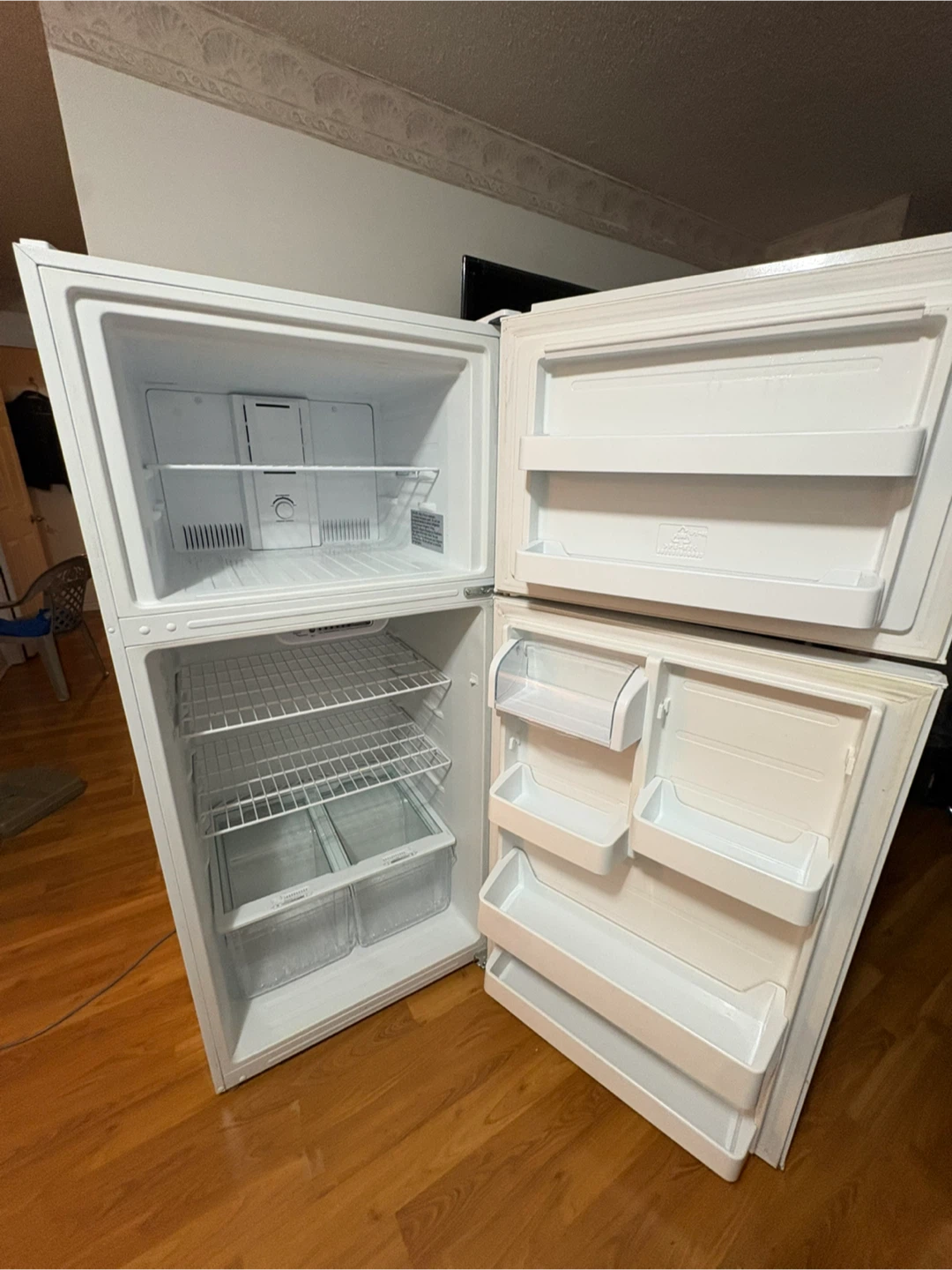 White Top Freezer Refrigerator 30” 18 cut - photo 4
