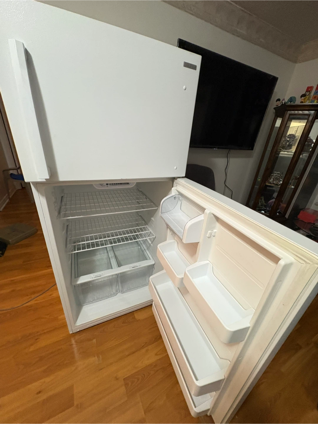 White Top Freezer Refrigerator 30” 18 cut - photo 2