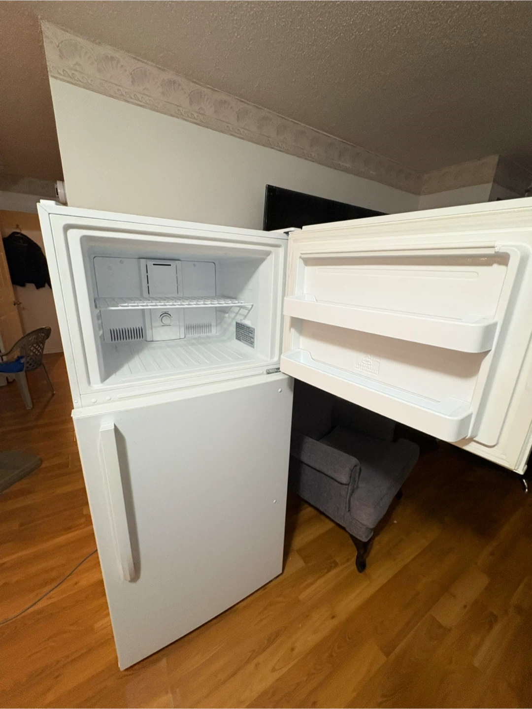 White Top Freezer Refrigerator 30” 18 cut - photo 3