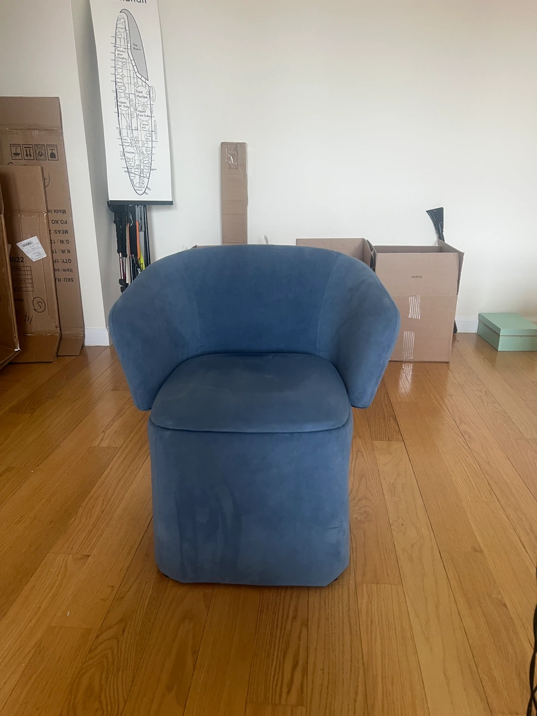 Accent chair with storage