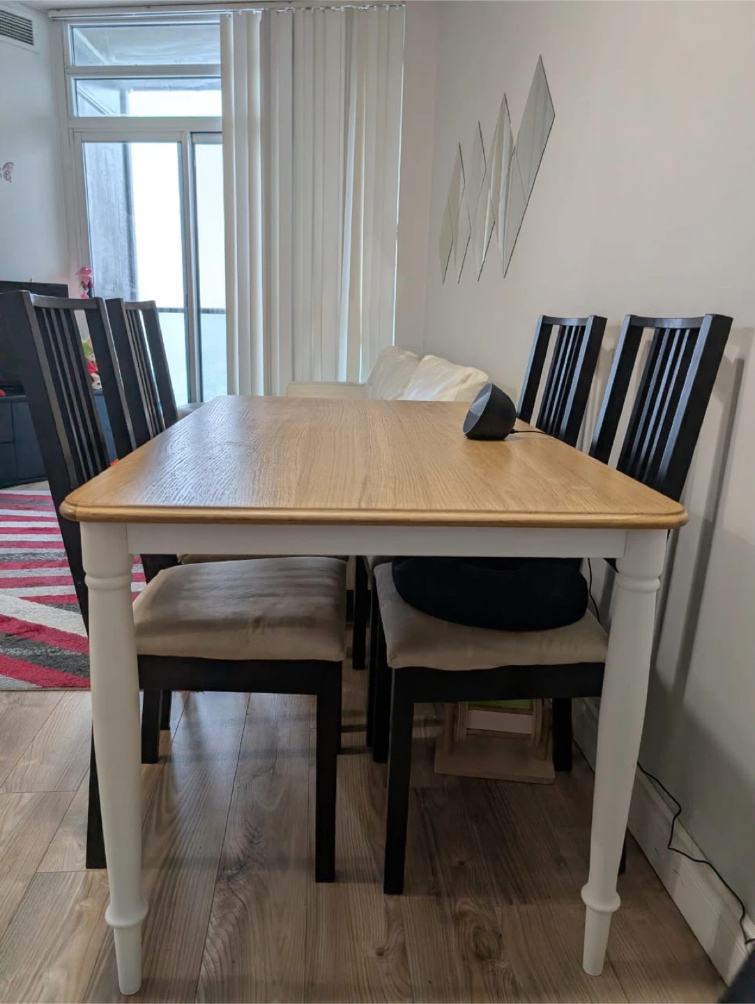 Dining Table with 4 Chairs – Excellent Condition