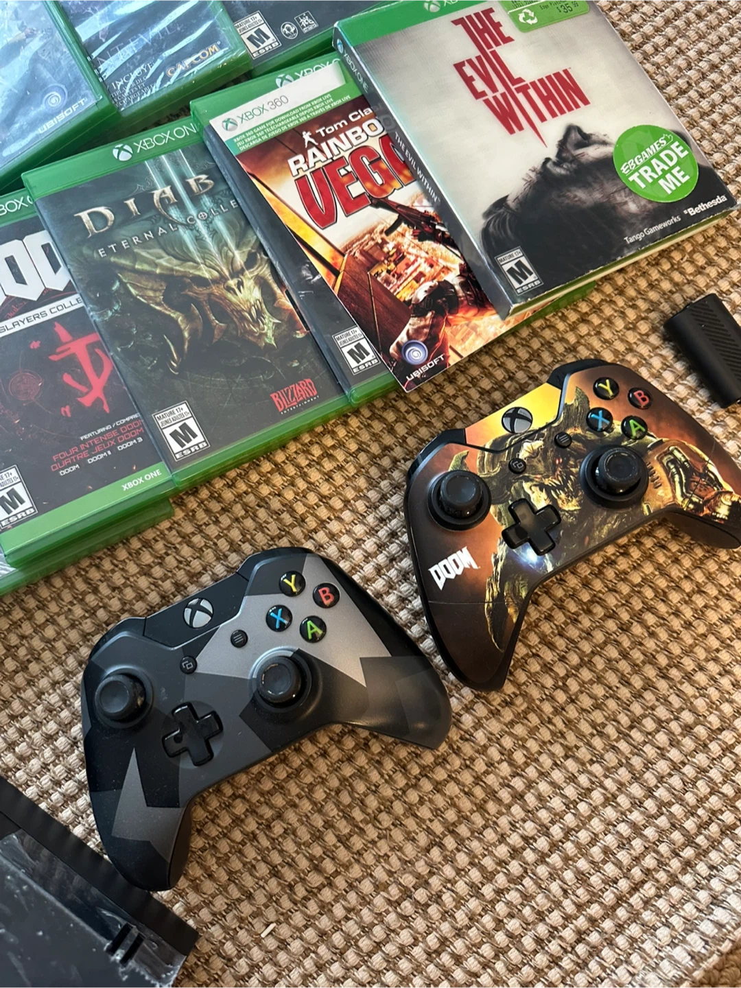 Xbox One Bundle – Console, 2 Controllers, Charger & 15 Games