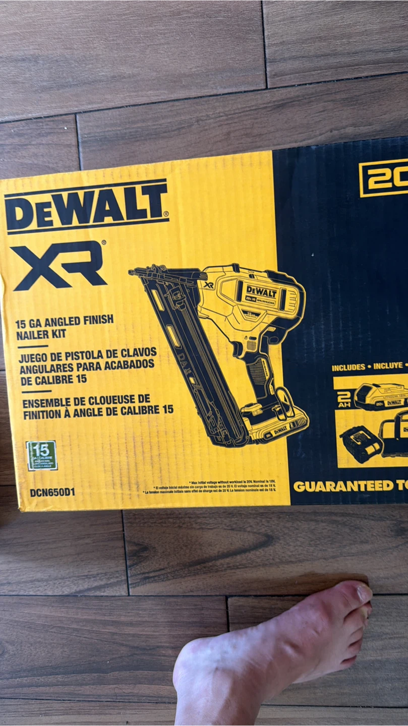 DeWalt XR 15 GA Angled Finish Nailer Kit
