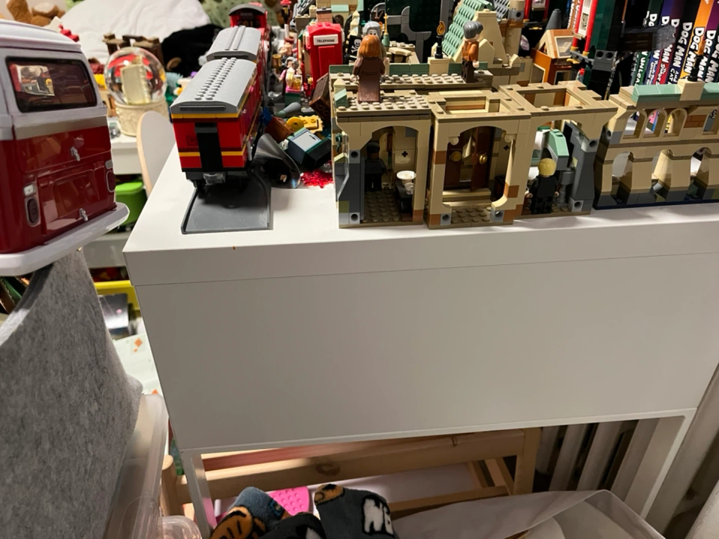 IKEA MICKE Desk in White with chair - photo 3