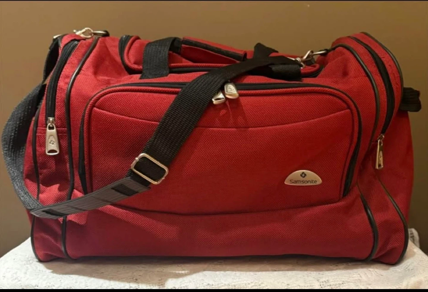 Samsonite Duffel Bag: Heavy Duty Material & Metal Hardware