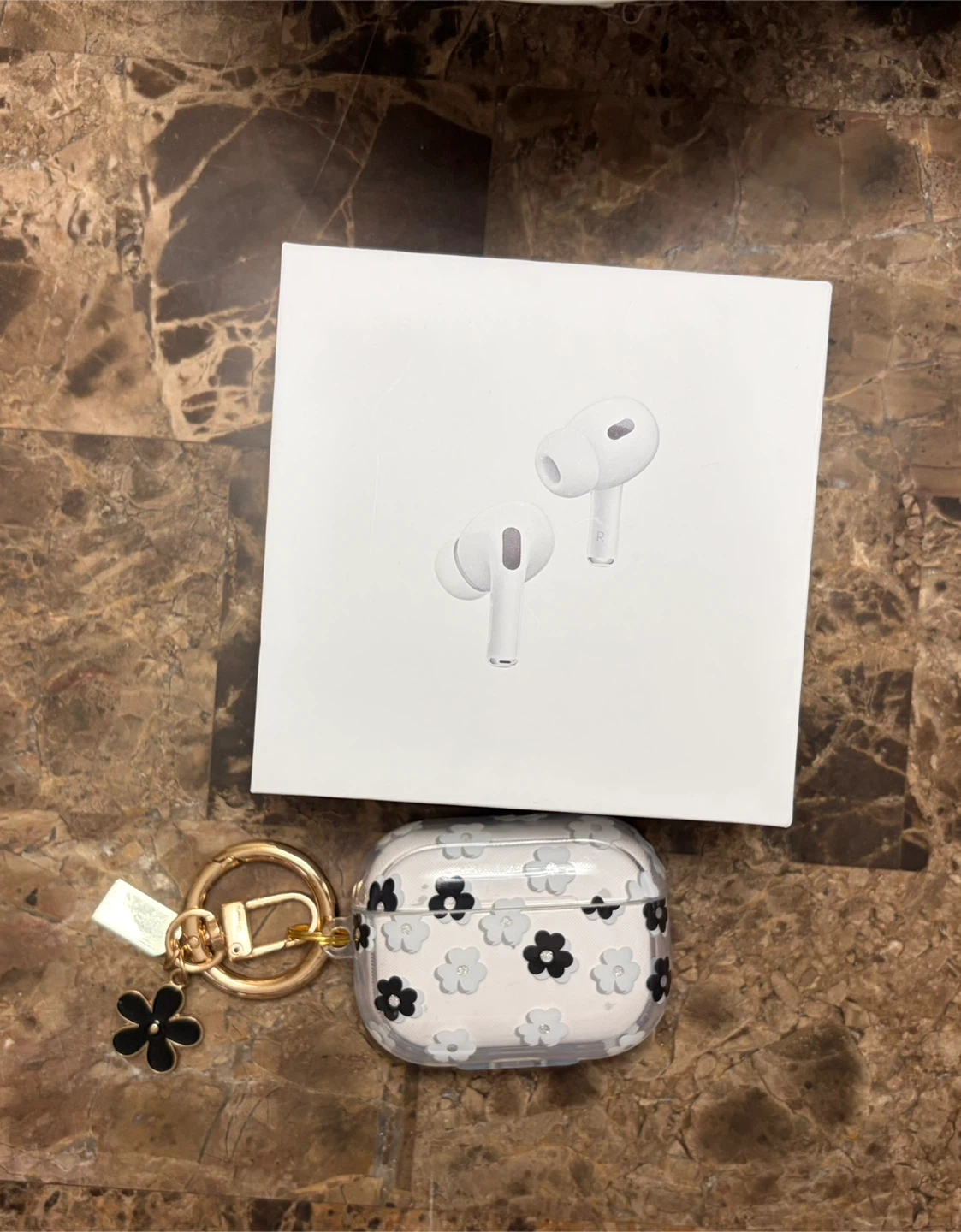 Apple AirPods Pro (2nd generation) with Charging Case - photo 2