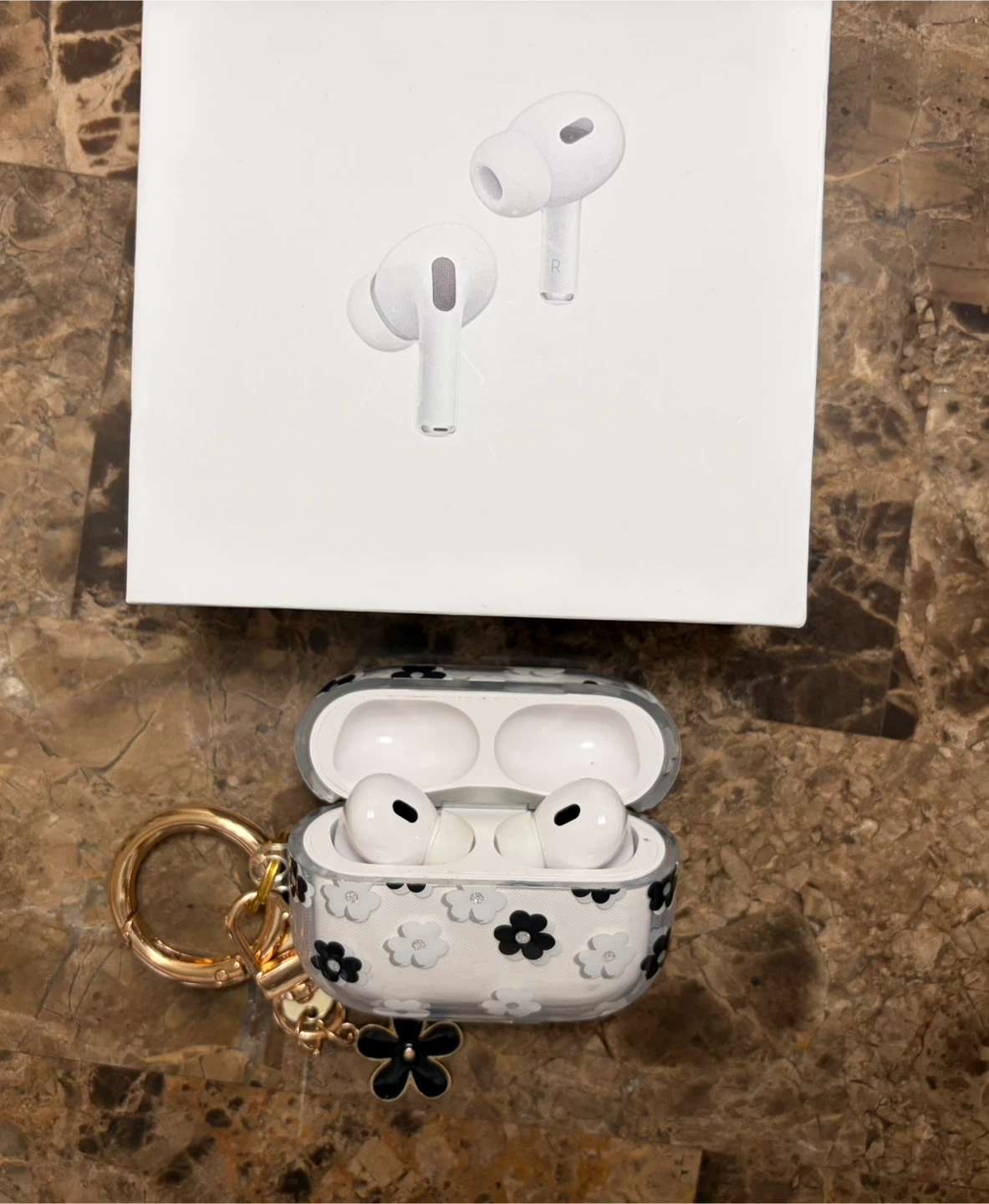 Apple AirPods Pro (2nd generation) with Charging Case - photo 3