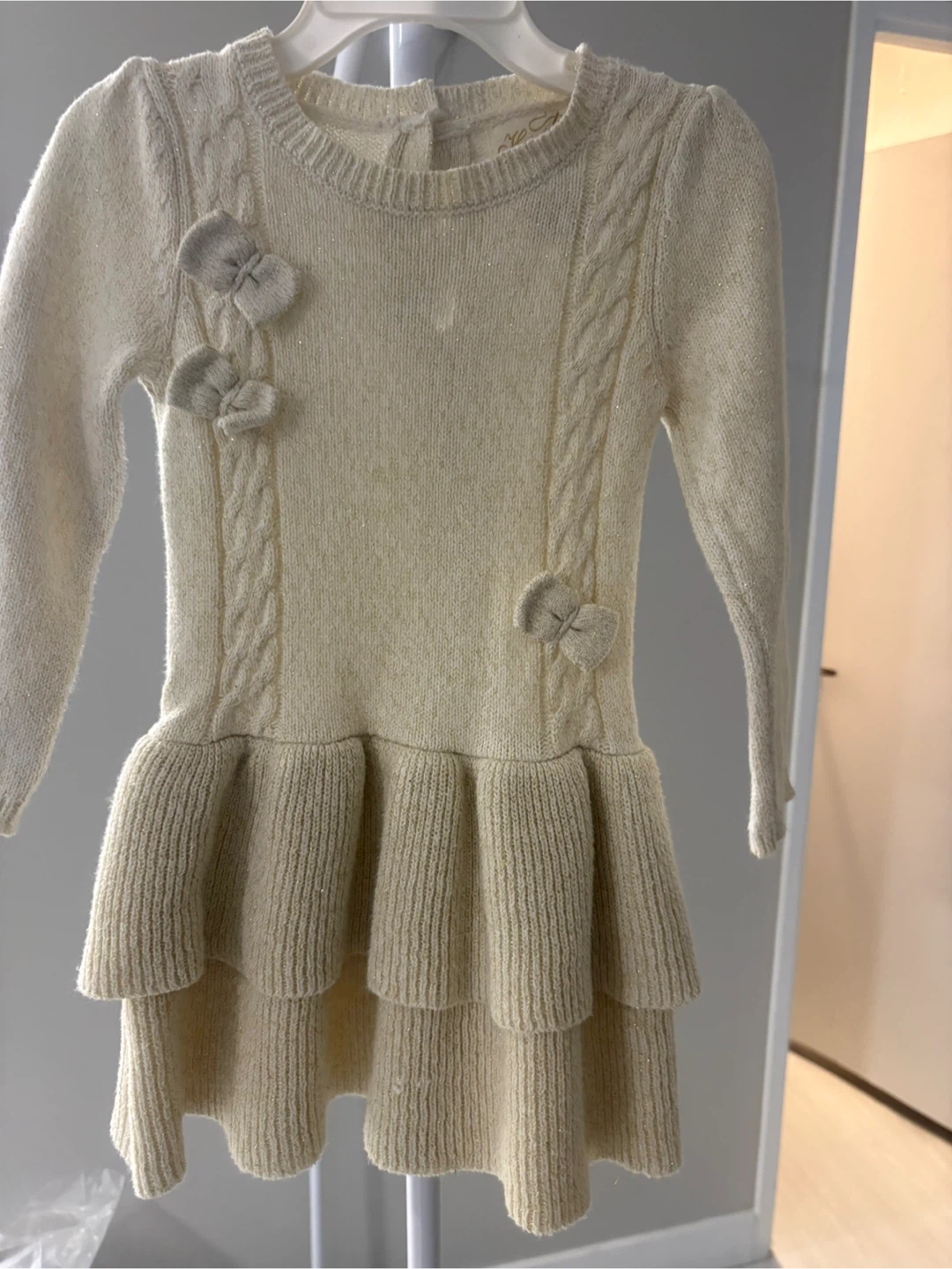 Robe pull à volants et nœuds couleur crème