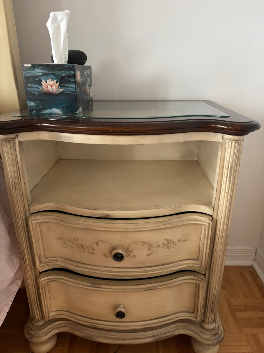 Cream coloured bedroom set with dresser and nightstands - photo 4