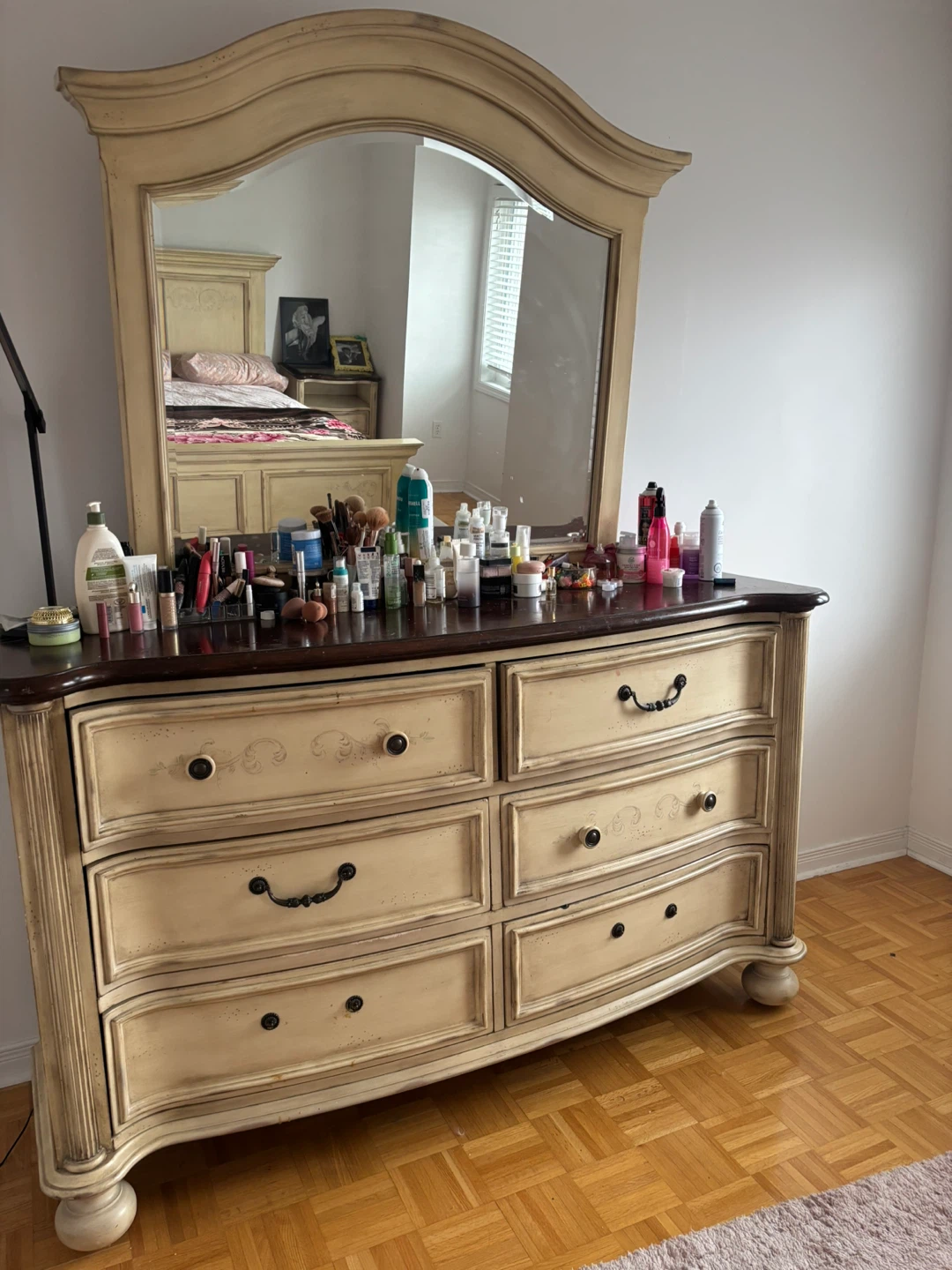 Cream coloured bedroom set with dresser and nightstands - photo 2