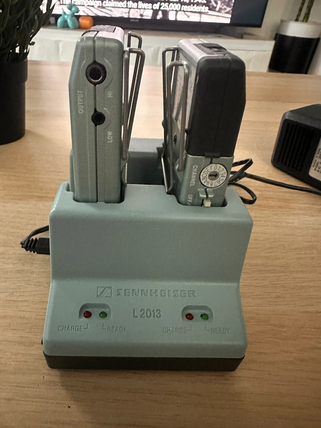 Sennheiser EK 2013-8 Wireless Transmitter Set with Charger - photo 3