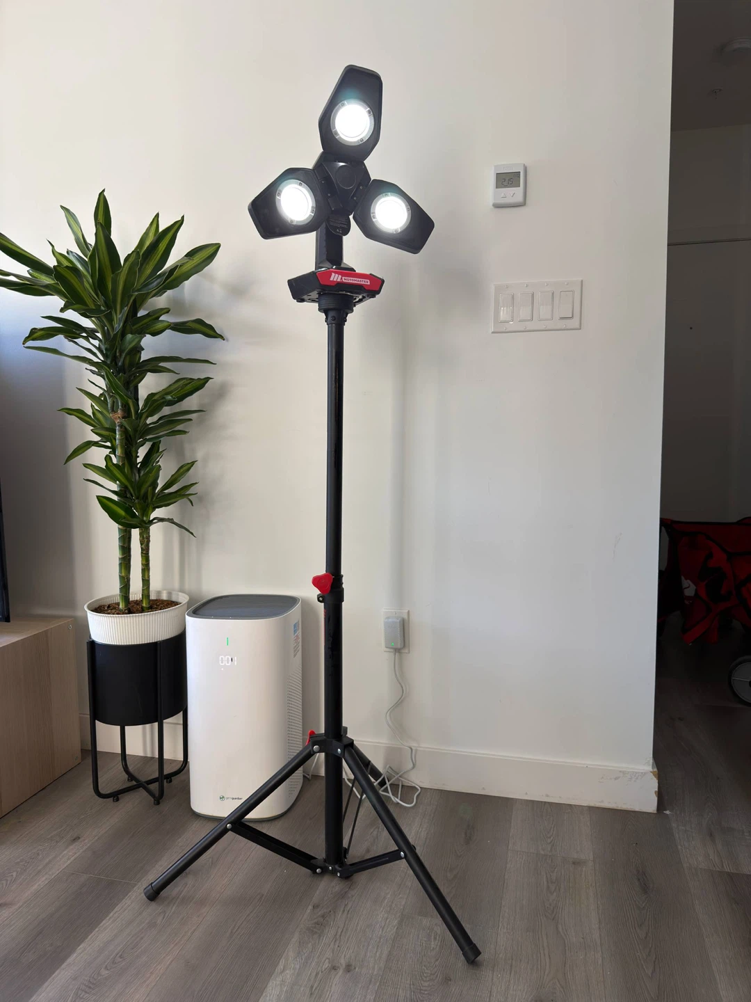 Master Tool 2000 Lumen Tripod Work Light