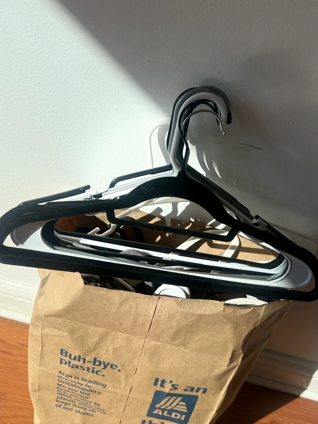 35 clothes hooks / hangers – good condition - photo 2