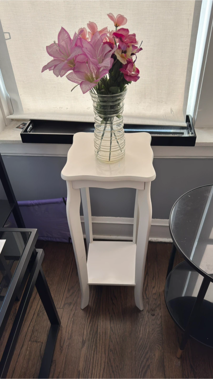 White Accent Table with Shelf / Plant stand
