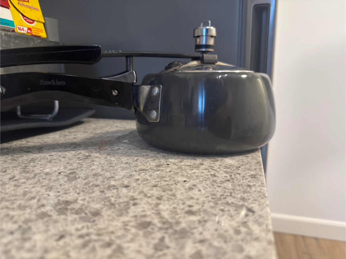 Hawkins Contura Black Pressure Cooker 1.5 Litre - photo 2