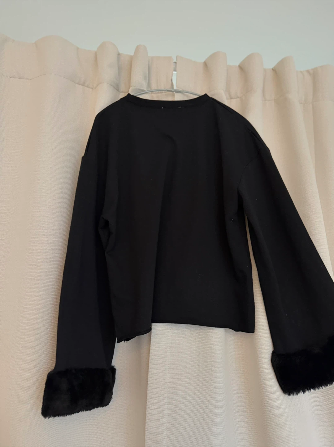 Zara Black Cropped Sweatshirt with Faux Fur Cuffs - photo 2