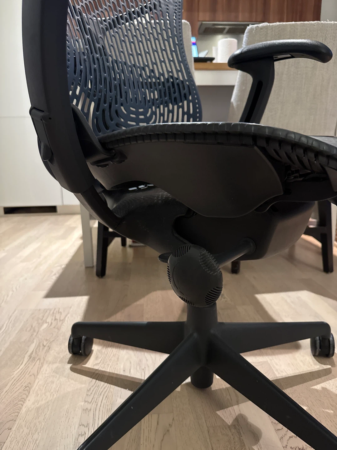 Herman Miller Mirra Chair - photo 2