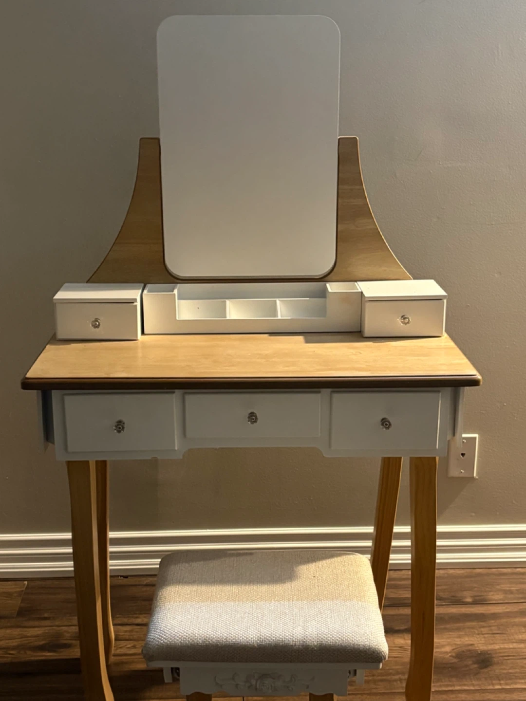 Vanity Make up Table with Mirror and Stool