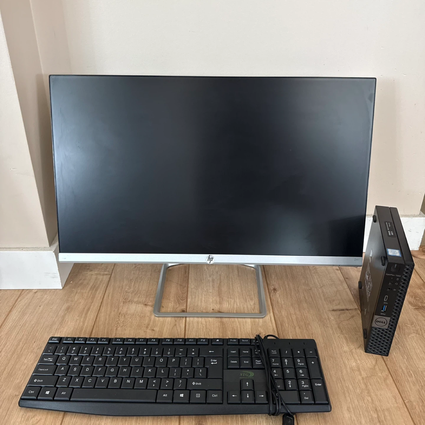 HP 24" Monitor and Dell OptiPlex 7050 Desktop Computer