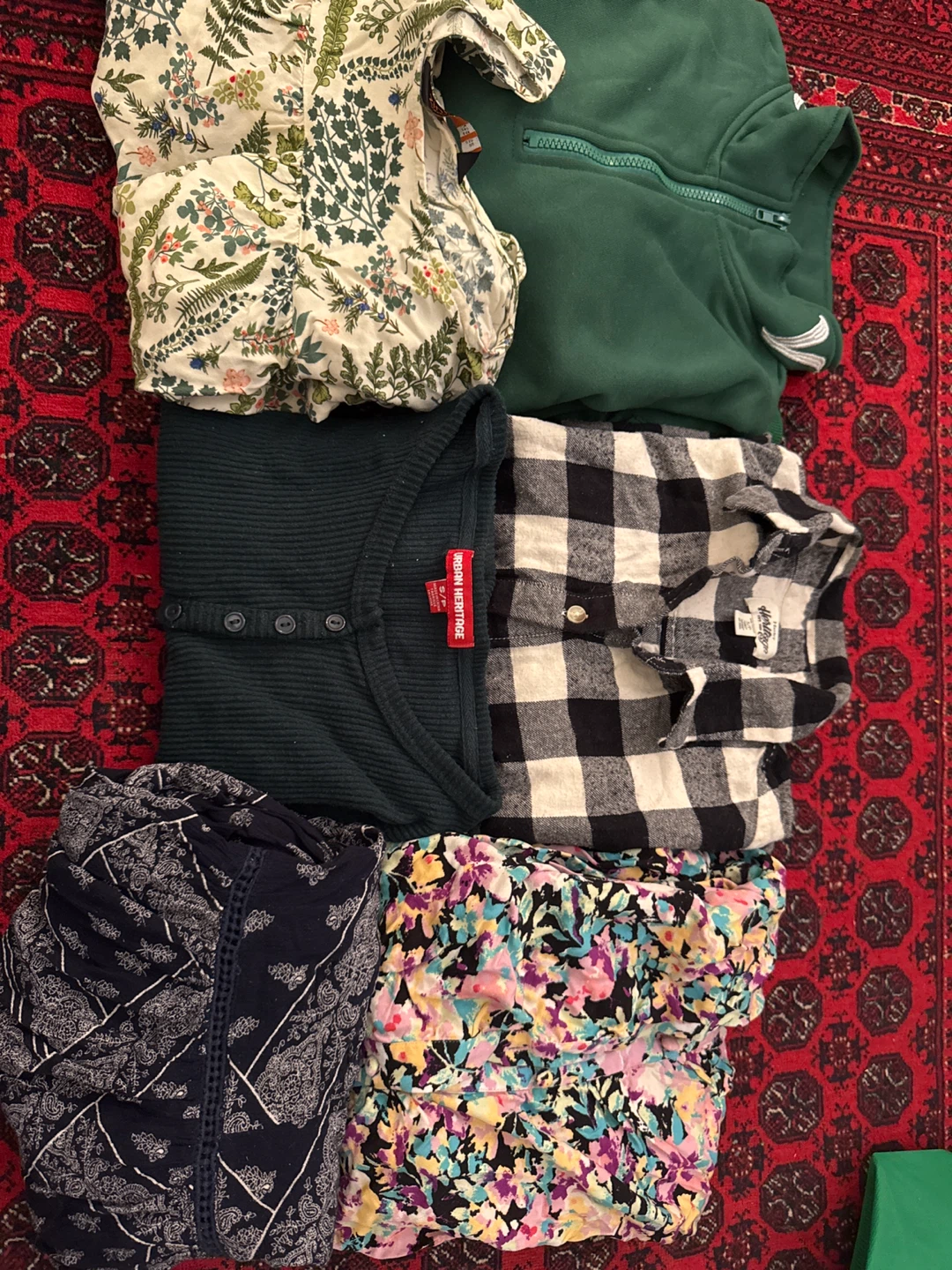 Bundle of women's tops - photo 2
