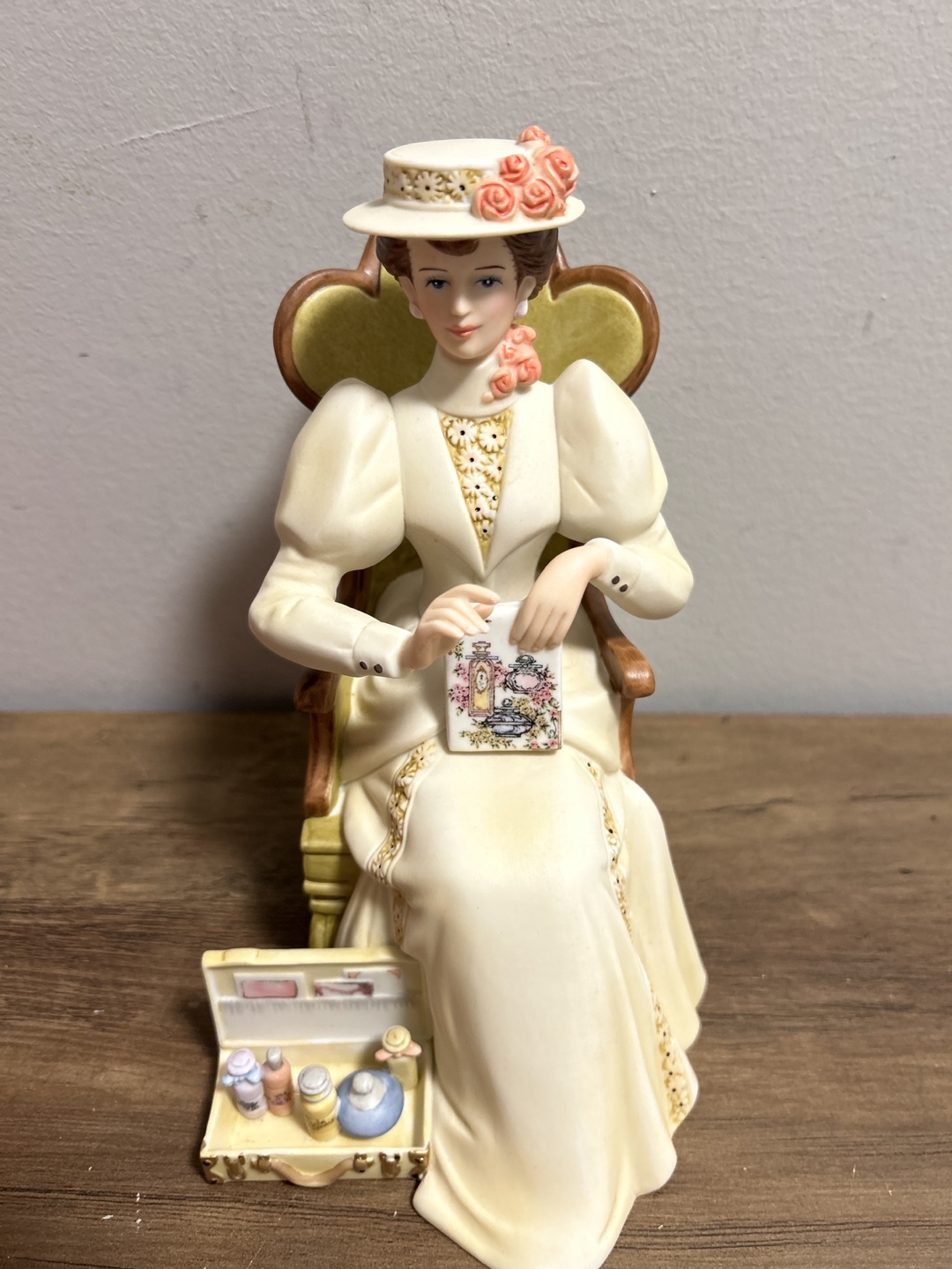 AVON President's Club 2011-2012 Award Figurine - photo 2