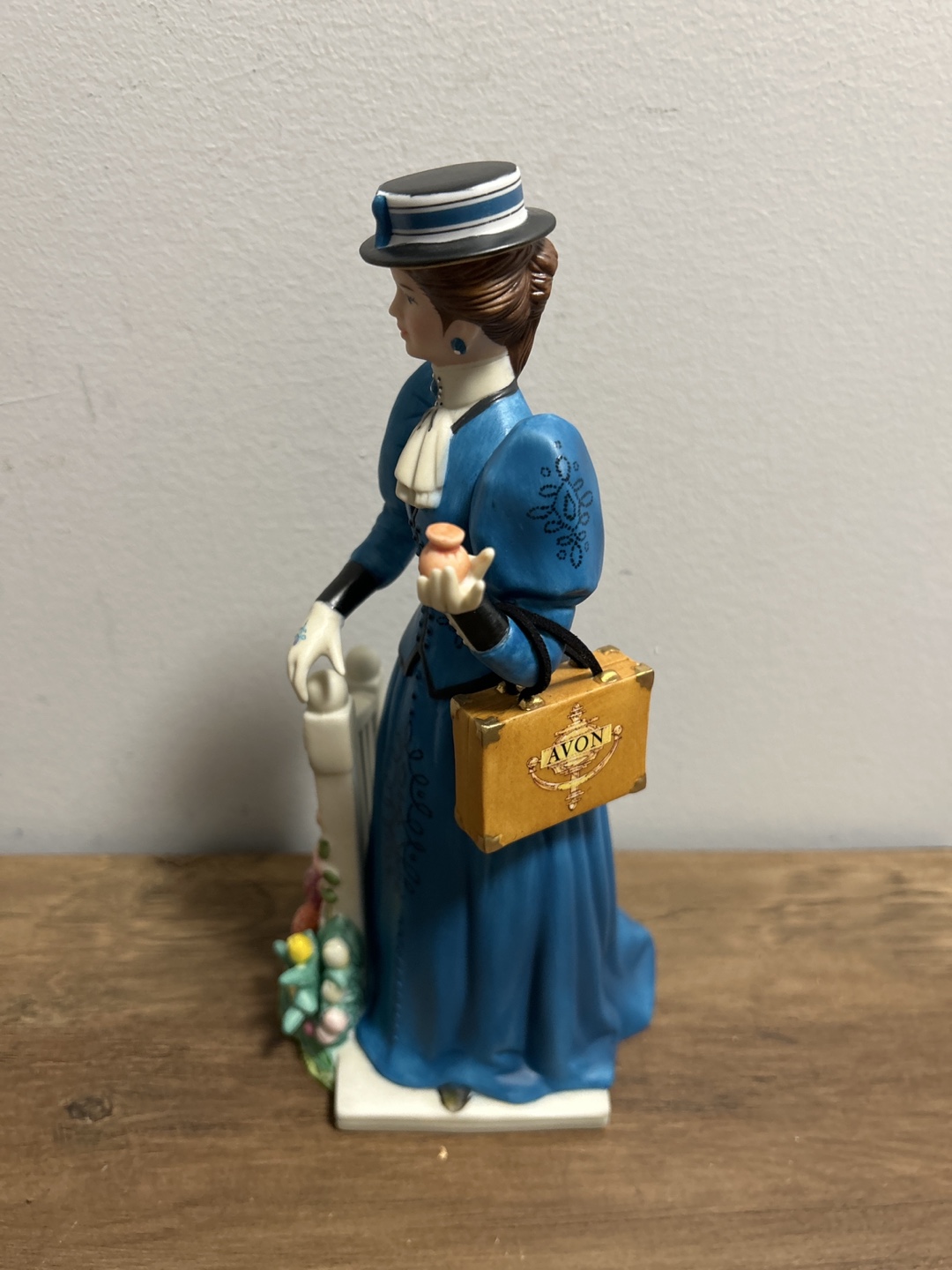 Avon President's Club 2009-2010 Mrs. Albee Figurine - photo 5