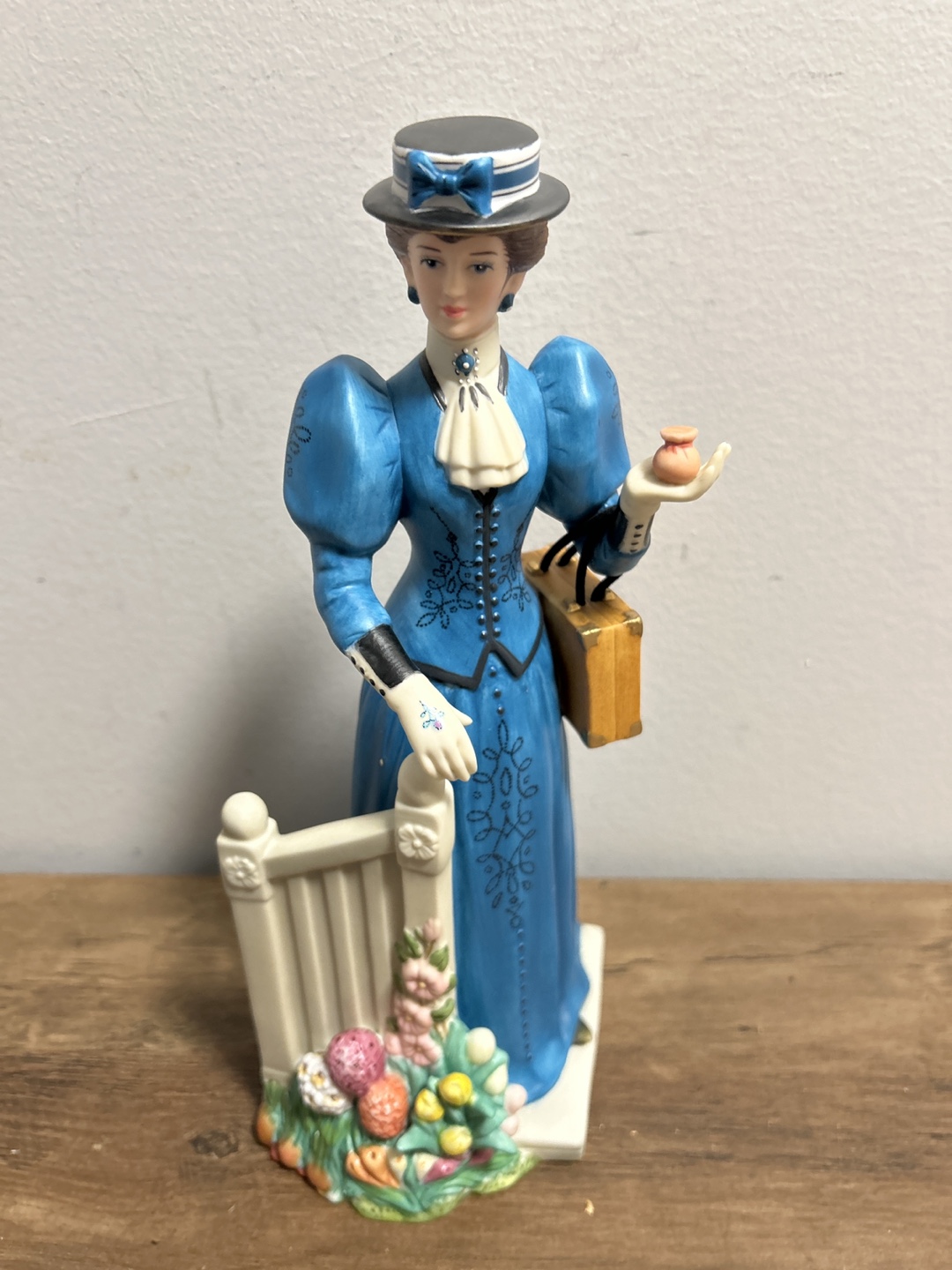 Avon President's Club 2009-2010 Mrs. Albee Figurine - photo 3