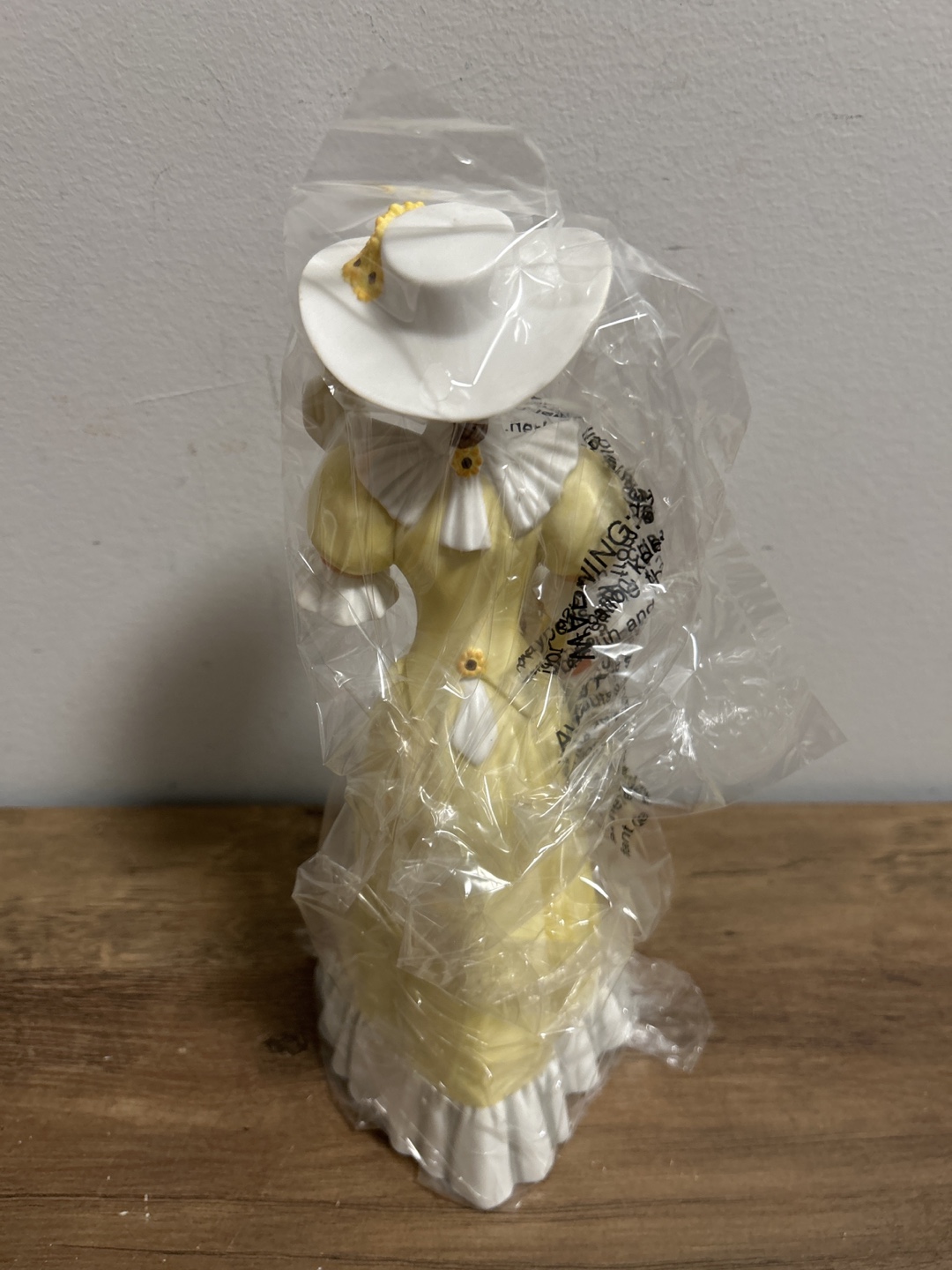 Avon President's Recognition Award Figurine - photo 5