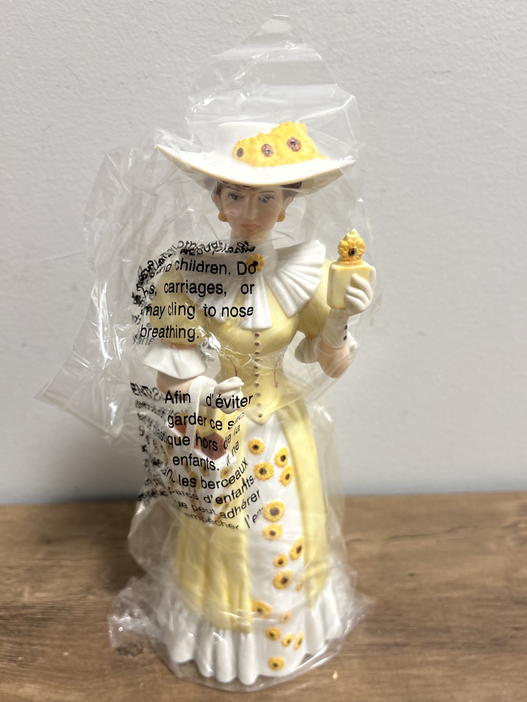 Avon President's Recognition Award Figurine - photo 2