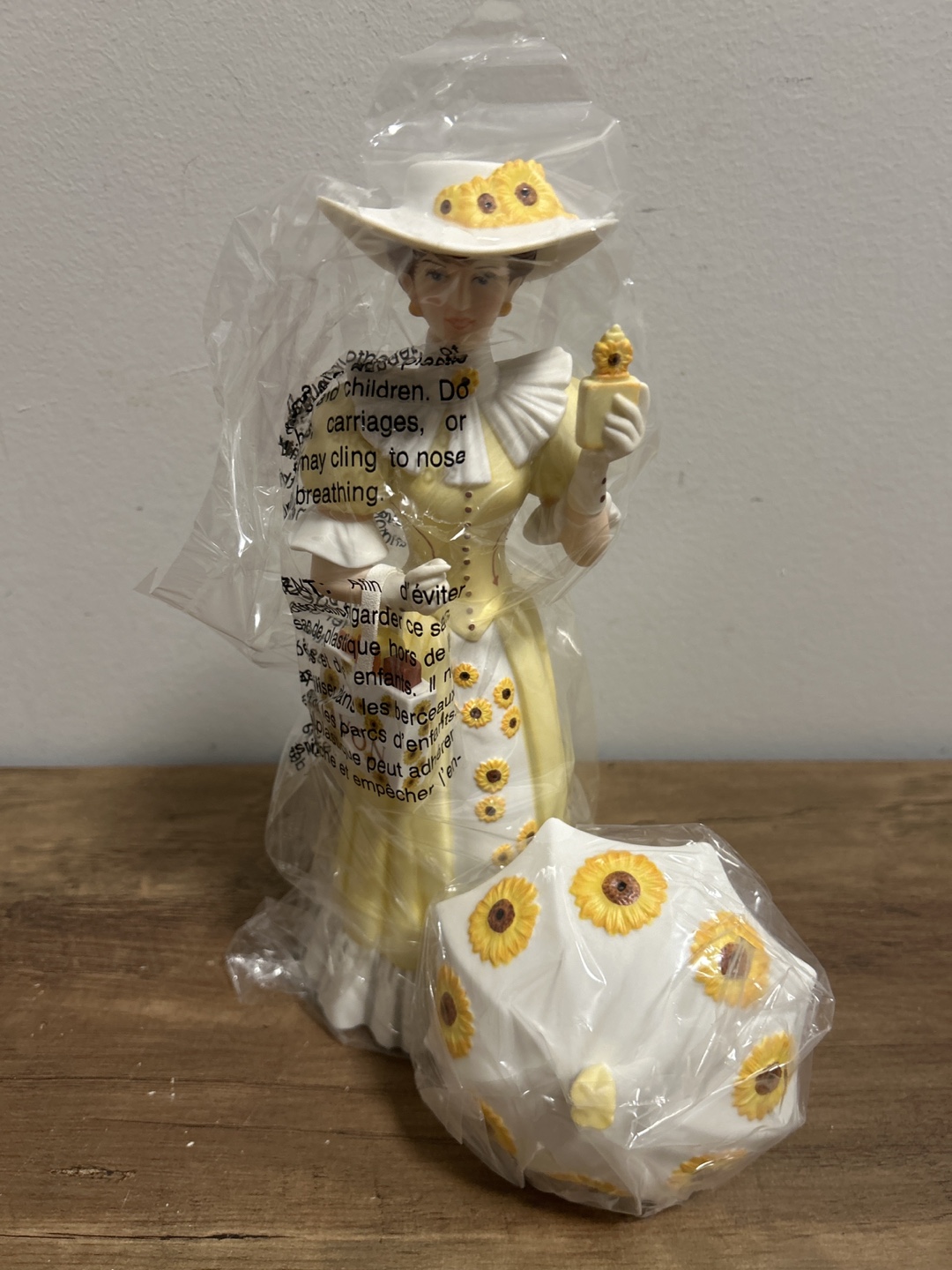 Avon President's Recognition Award Figurine - photo 3