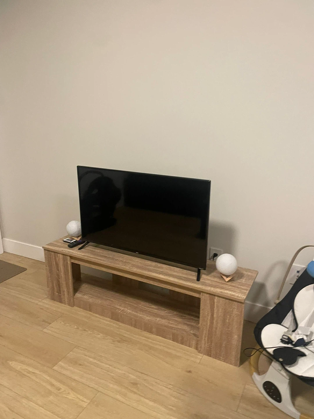 40 inches Roku tv and wooden Tv stand