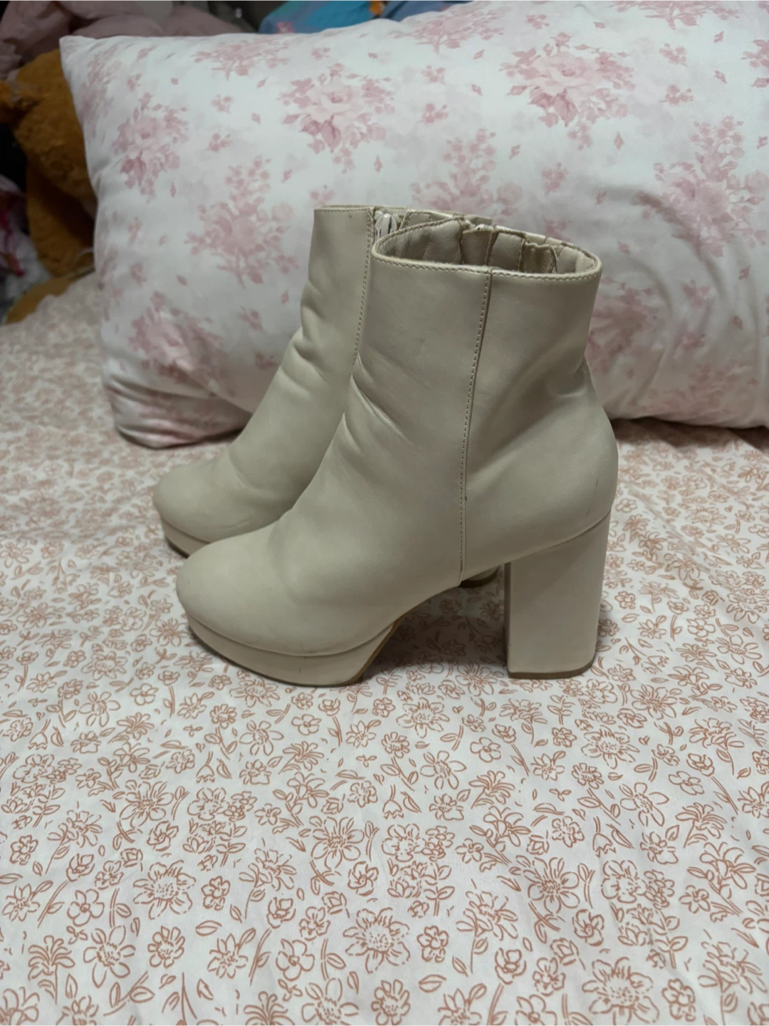 Cream ankle Heel Boots - photo 2