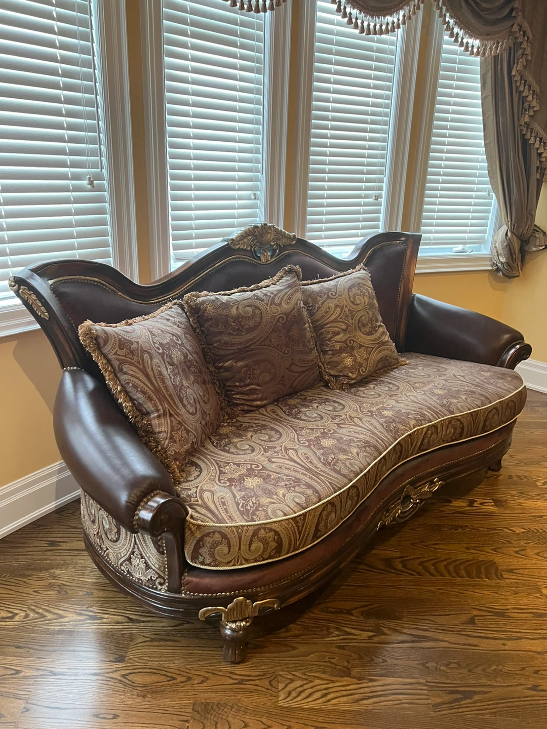 Ornate Chesterfield Style Sofa and Armchair 6-Pieces Set - photo 5