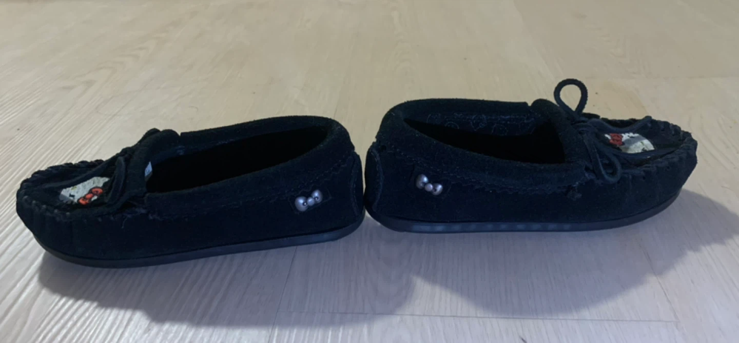 Minnetonka x Hello Kitty Black Suede Moccasin Shoes Size 11 - photo 2