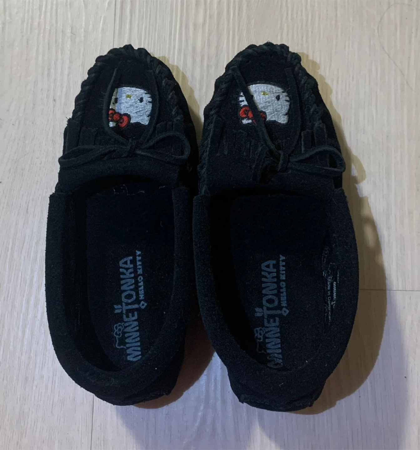 Minnetonka x Hello Kitty Black Suede Moccasin Shoes Size 11