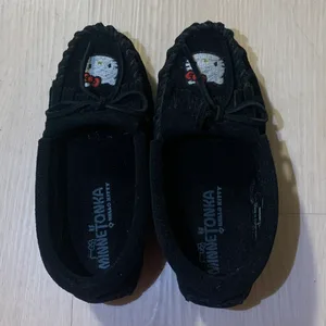 Minnetonka x Hello Kitty Black Suede Moccasin Shoes Size 11