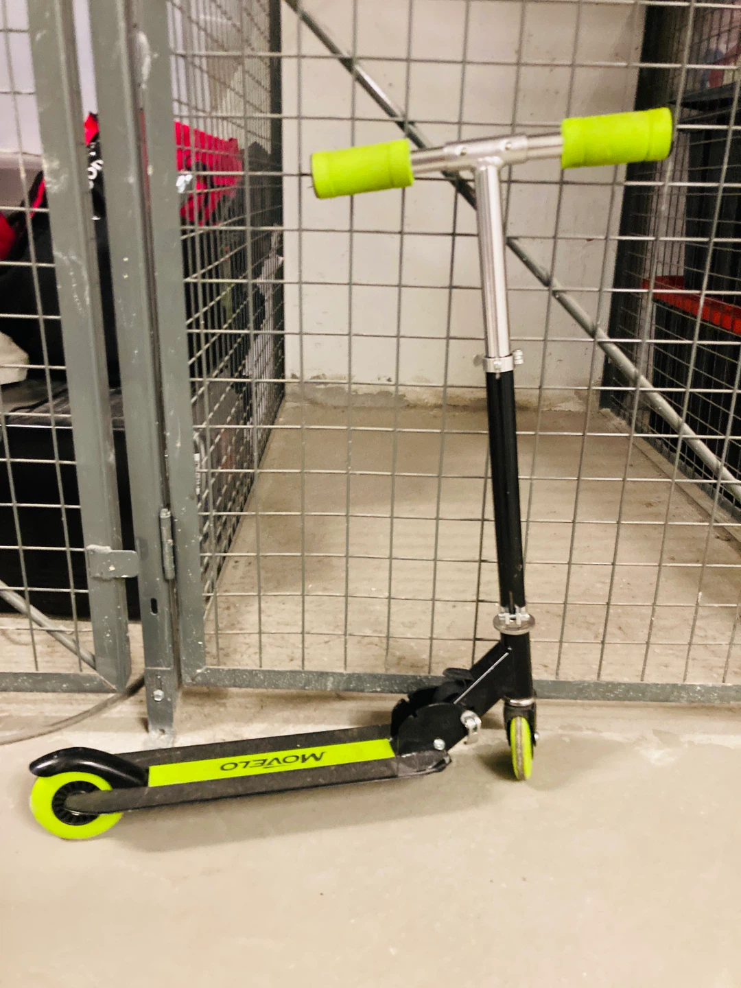 MOVELLO Scooter with Neon Green Accents