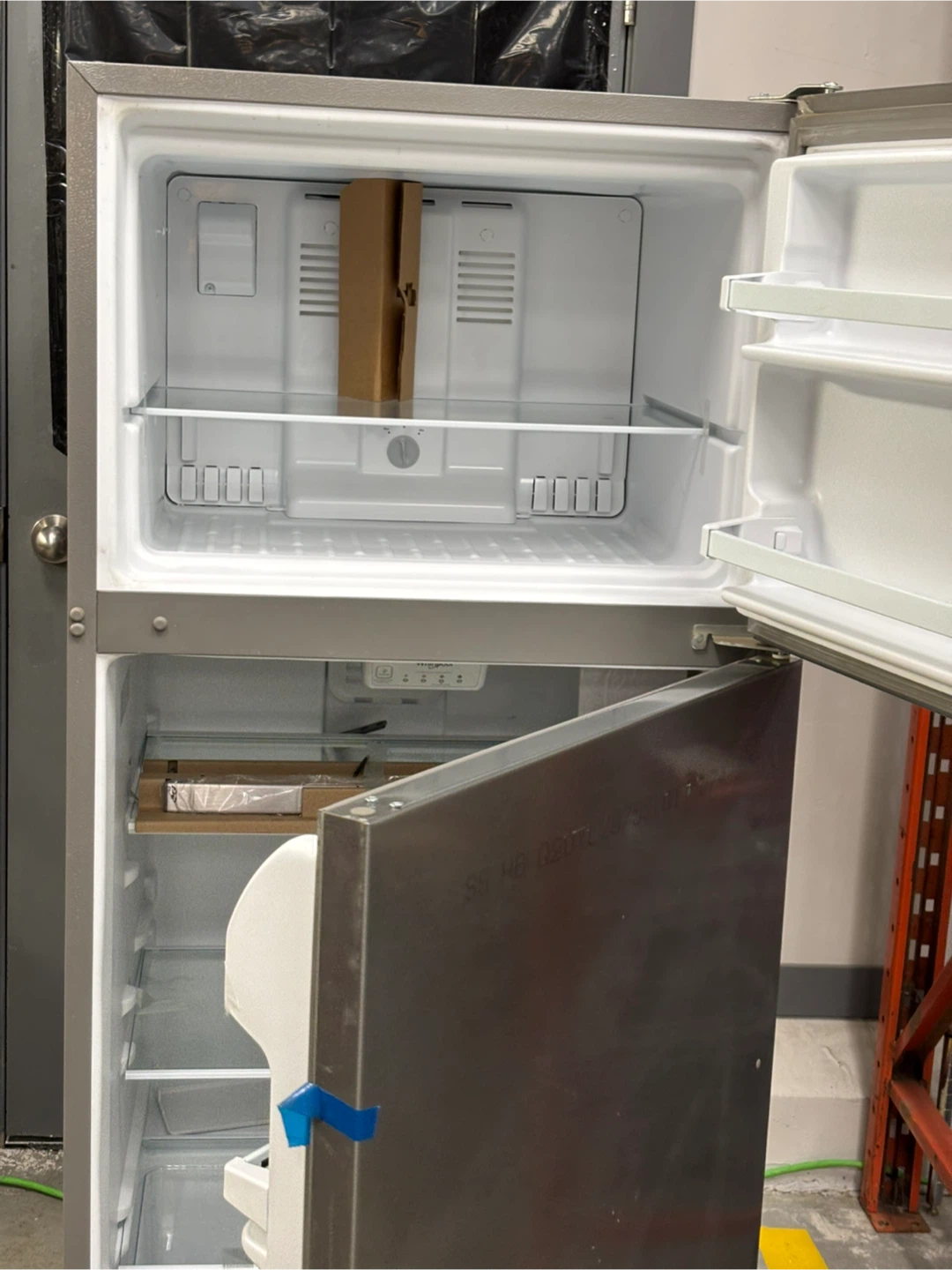 Whirlpool Top Freezer Refrigerator - photo 3