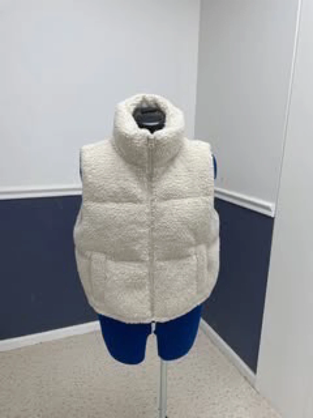Hollister Sherpa Puffer Vest Size M - photo 2