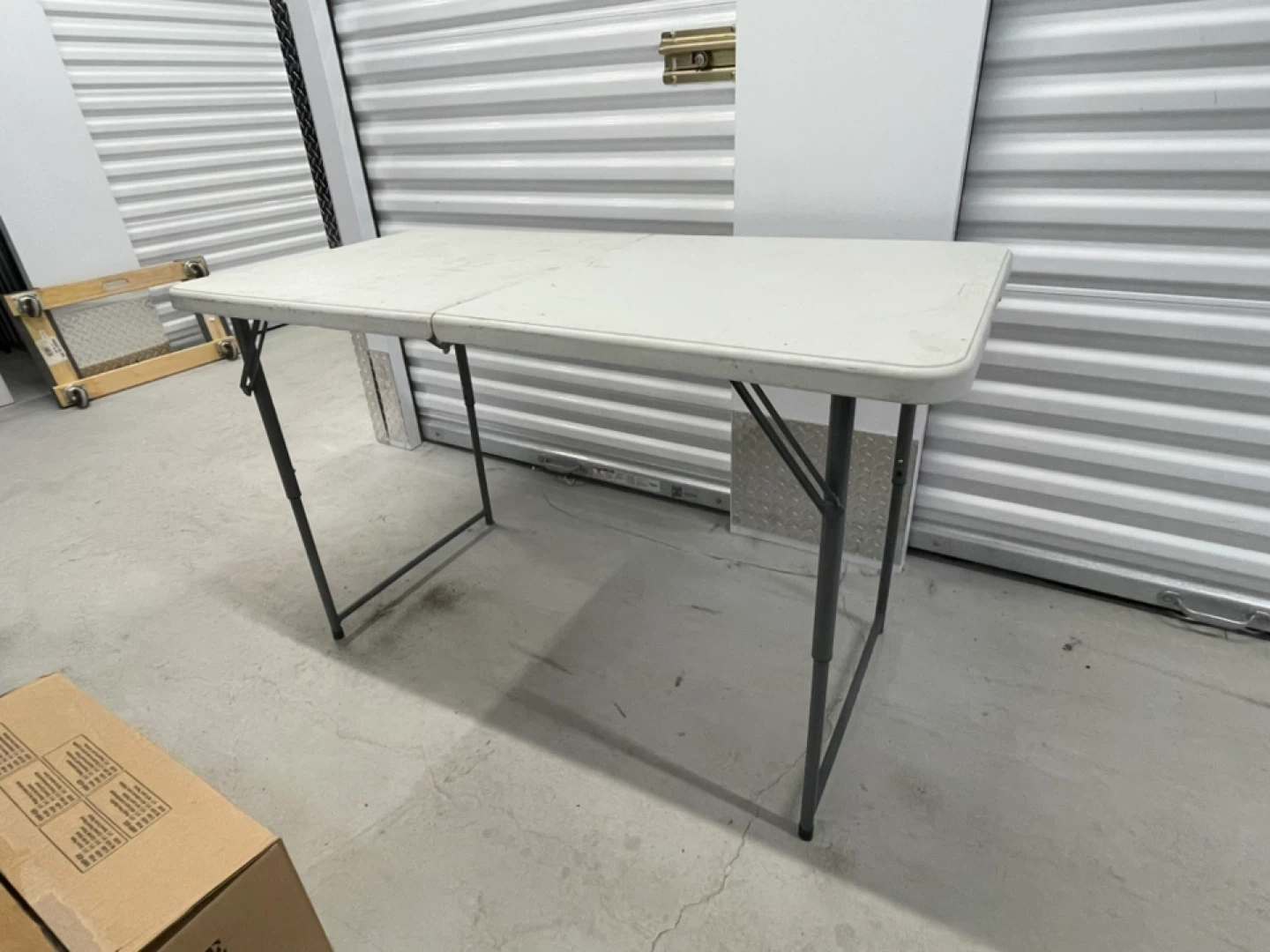 Collapsible arts and crafts tables