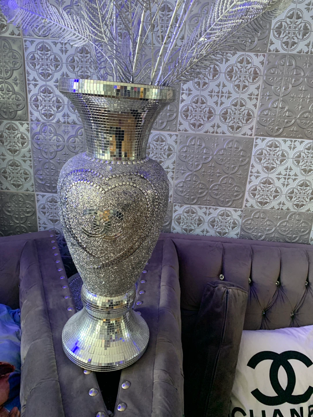 CHANEL Sparkly Mosaic Vase with Heart Design - photo 3