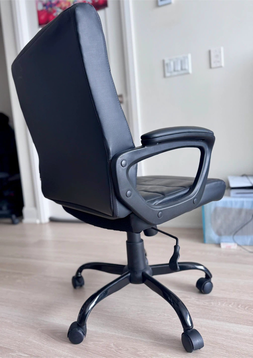 Office chair- Comfortable black swivel office chair - photo 2