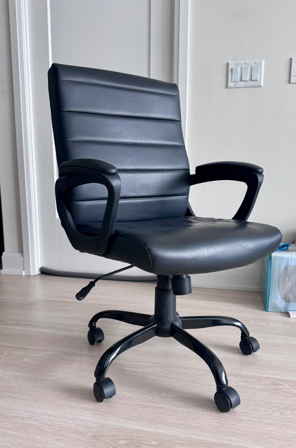 Office chair- Comfortable black swivel office chair