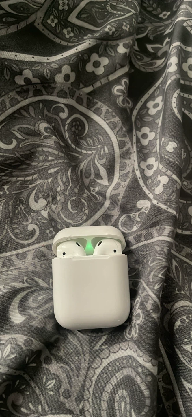 Apple AirPods with Charging Case - photo 2