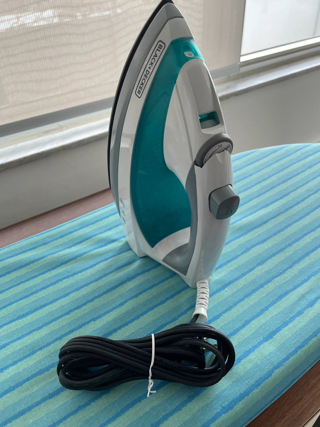 Black+Decker iron and tabletop compact ironing board set - photo 2