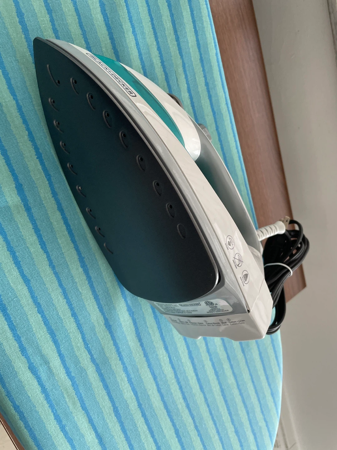 Black+Decker iron and tabletop compact ironing board set - photo 3